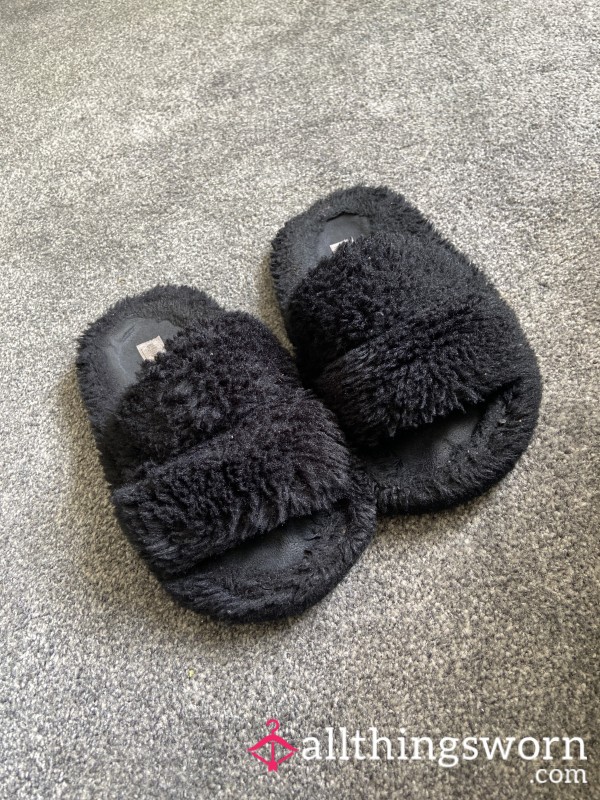 Everyday Worn Black Fluffy Slippers 🔥