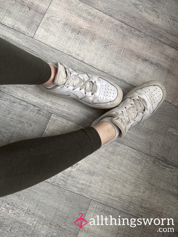 Extrem Getragene, Originale Nike Sneaker – Authentischer Fußgeruch & Sichtbare Nutzungsspuren