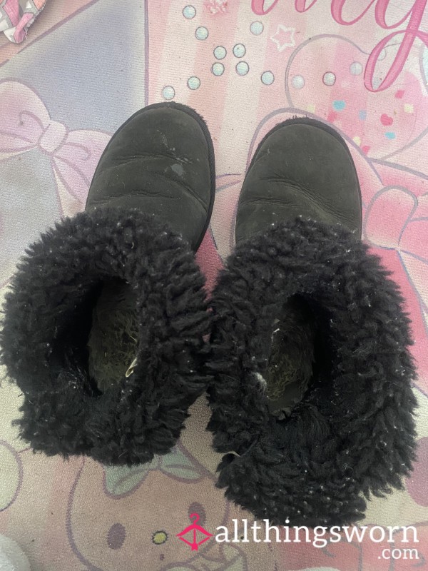 Extremely Worn Genuine Stinky Ugg Boots🥾🖤