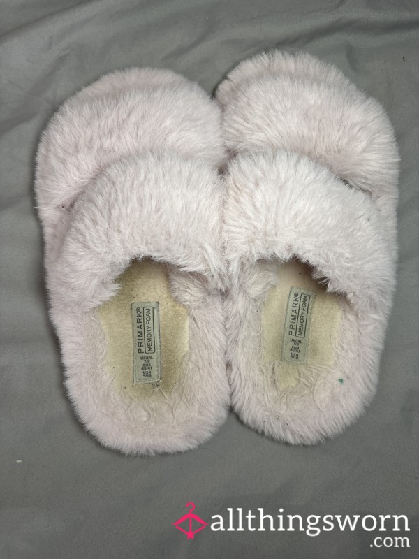 Extremely Worn Pink Fluffy Slippers🩷