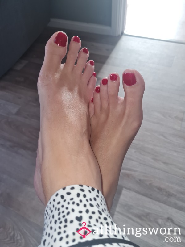 Feet And Toes Rubbing Together Always Relaxes Me 🥰