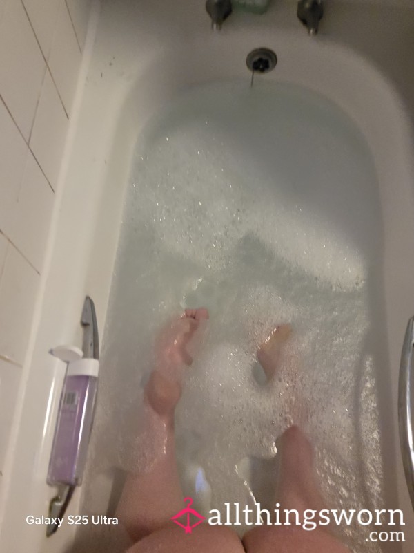 Feet At Bath Time 💦💦🦶 And A Checky B*m Photo Bombing My Pic 😉