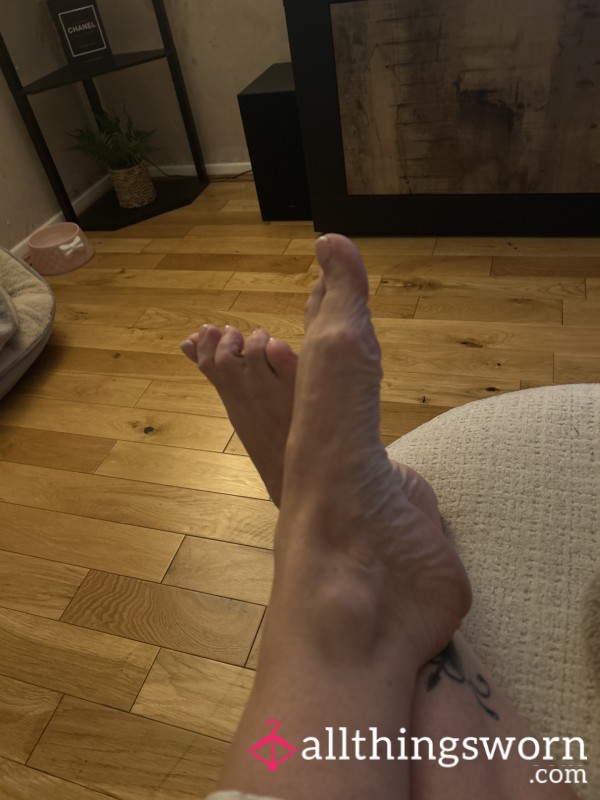 Feet, Bubbles And Bows