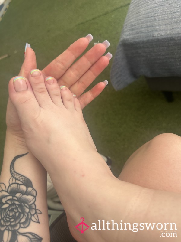 Feet In Fish Tank 🦶