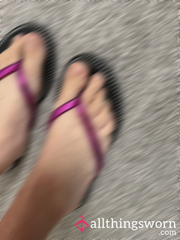 FEET IN FLIP FLOPS SANDALS