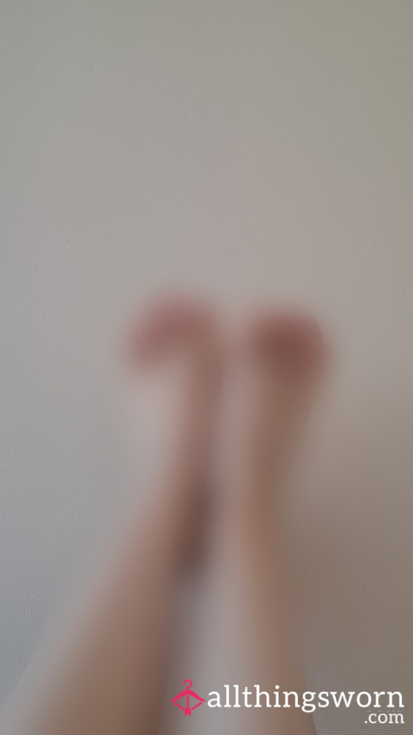 Feet On Bedroom Wall Size 4s