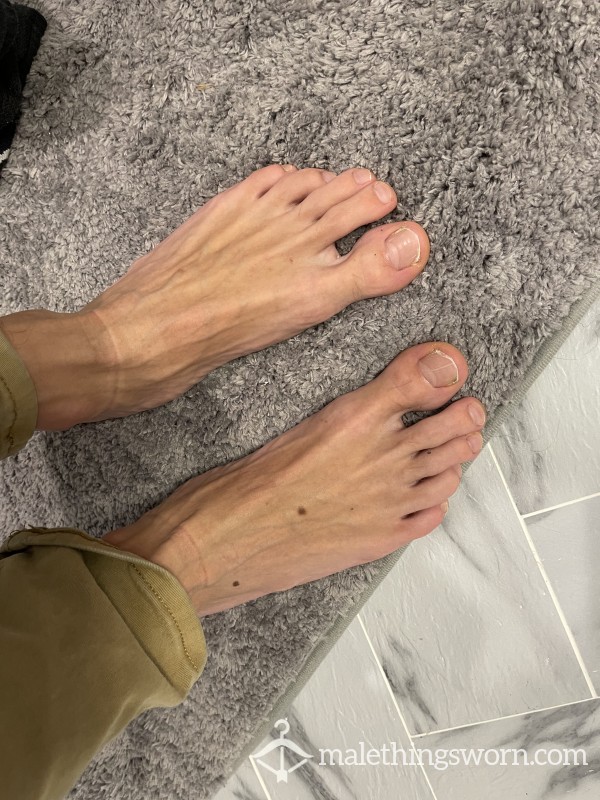 Southern Twink's Sweaty Feet Tease – 5 Pics