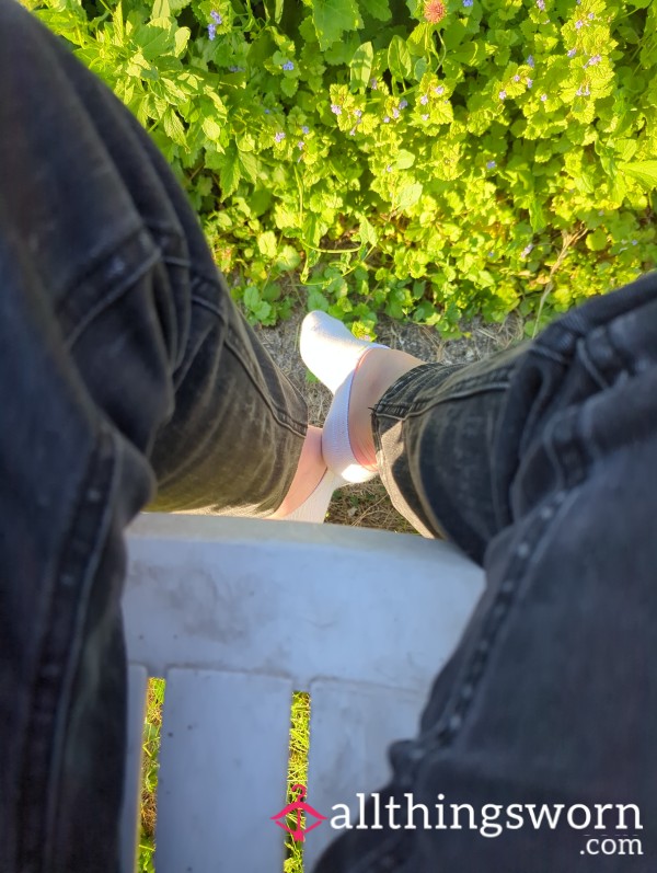 Feet Pics With White Socks On The Gra**