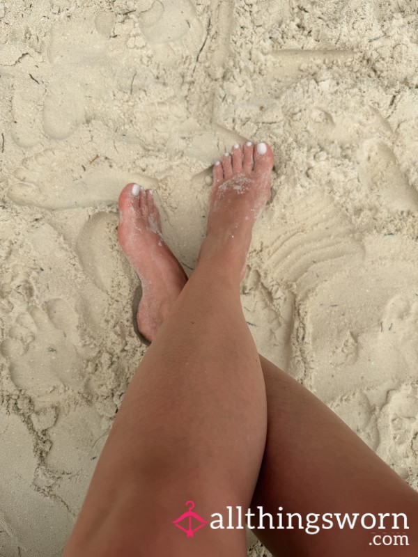 Barefoot & Toes Play In Sand
