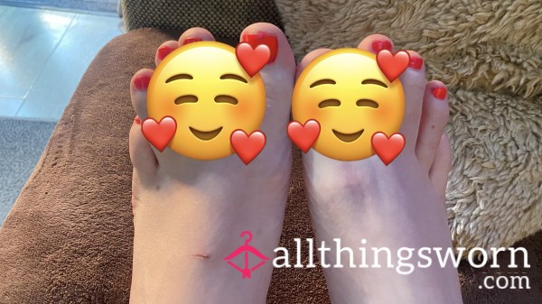 Feet Relaxing Painted Toes In A Beautiful Pink 💅
