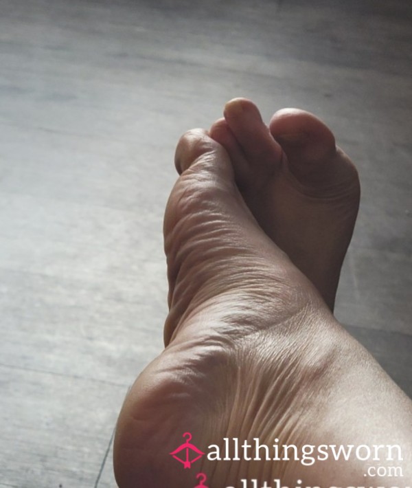 Feet Rubbing, And Toe Wiggles. 1min