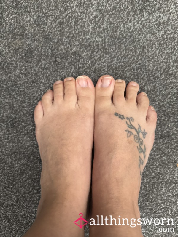 Feet Under My Desk - Ma**aging On My Foot Rest, Rubbing Together, Pointing Toes, Splaying Toes