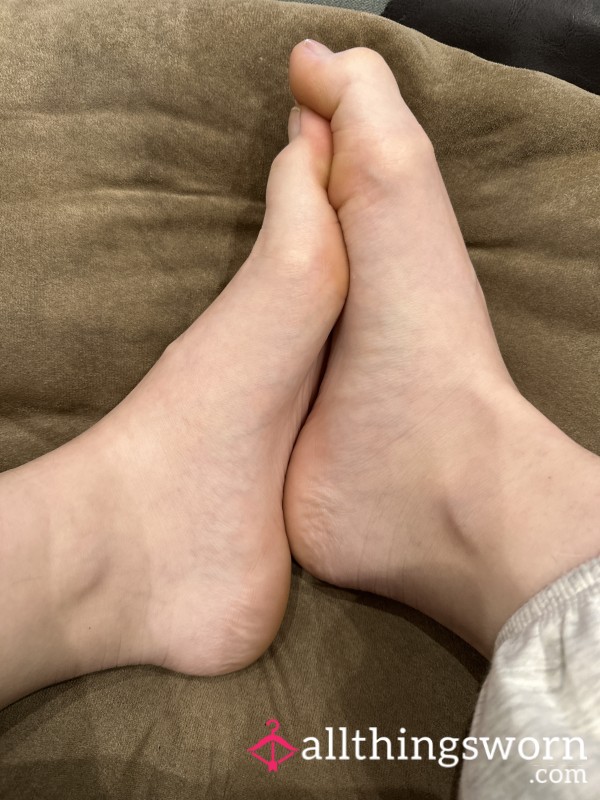 Feet Unpainted Toenails