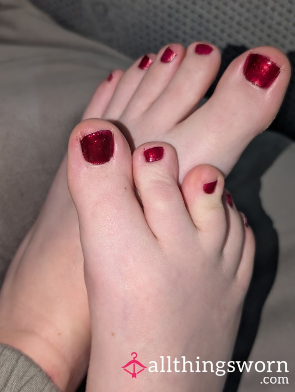 Feet With Red Nail Polish 💅🏼