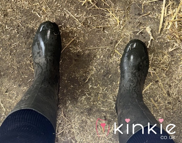 Filthy Farmyard Wellies Size 9