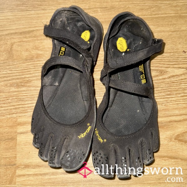 Filthy Vibram Five Fingers Toe Shoes 🥿
