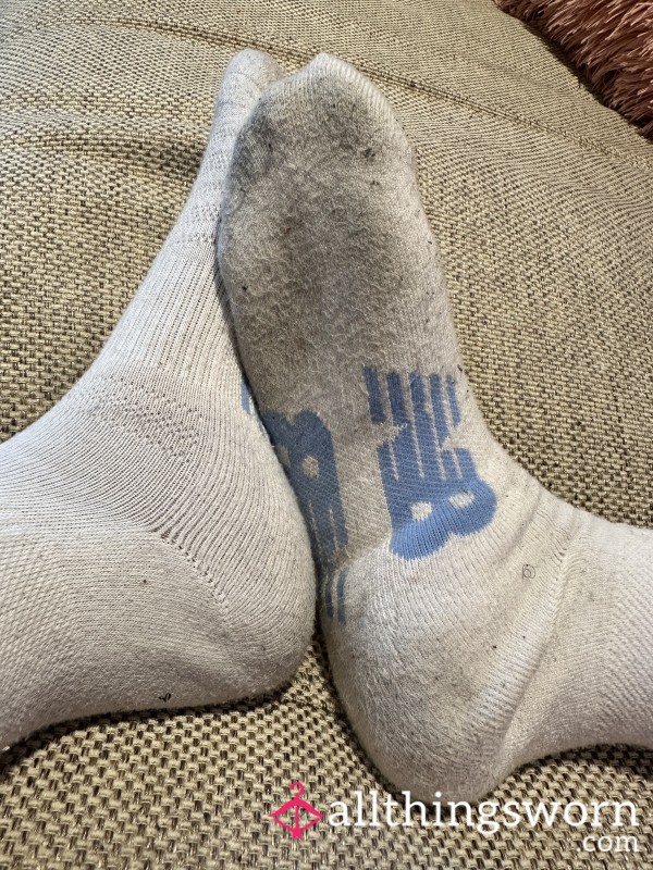 VIDEO: FILTHY White Gym Socks Stroking Smooth Brown Legs 🦵🏽🥵🫦