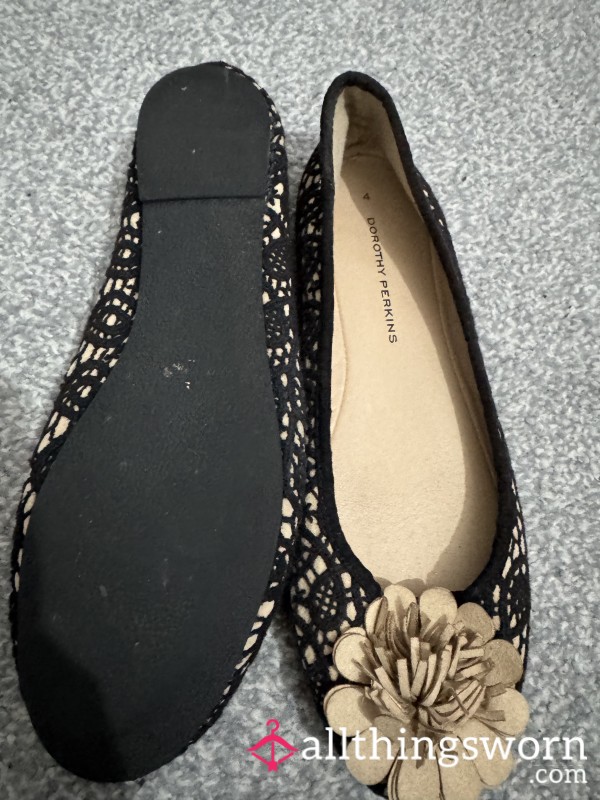 Flat Shoes With Flower Detail