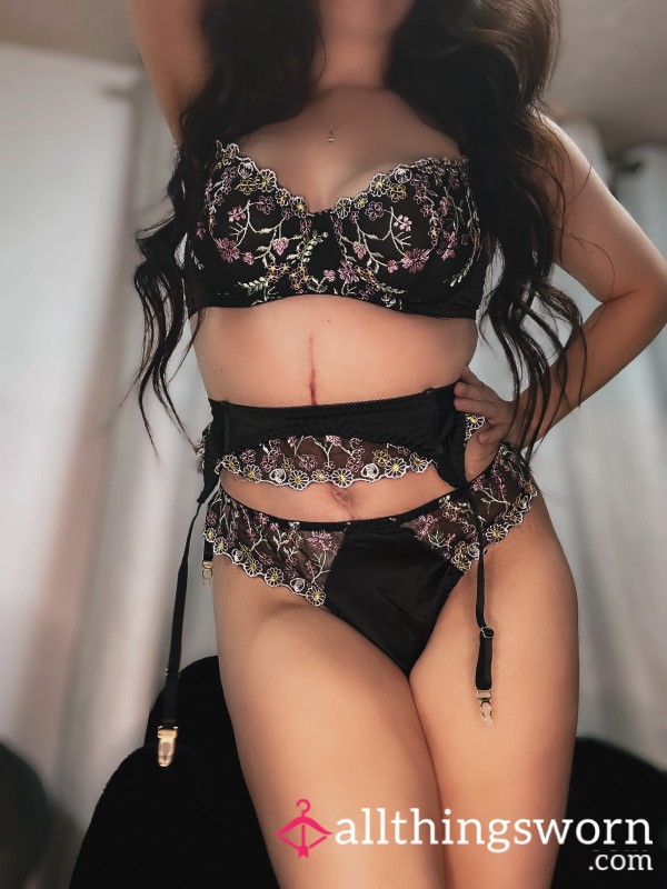 Flor*l Black Satin Lingerie Set. 🖤