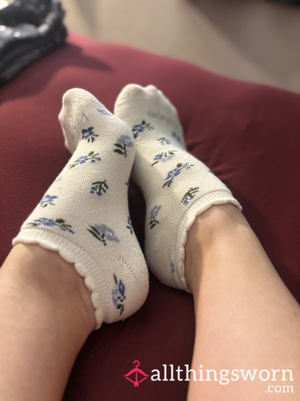 Flor*l Scalloped Edge Ankle Socks