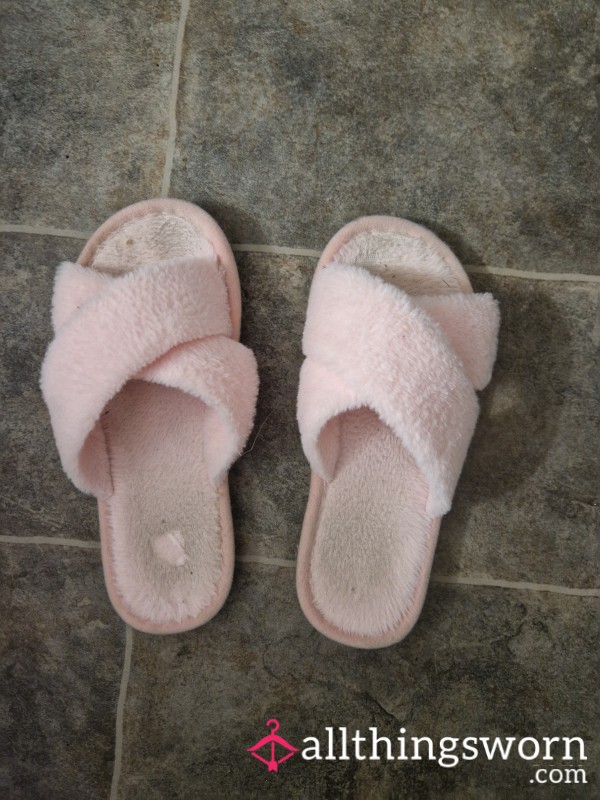 FlUFFY PINK SLIPPERS