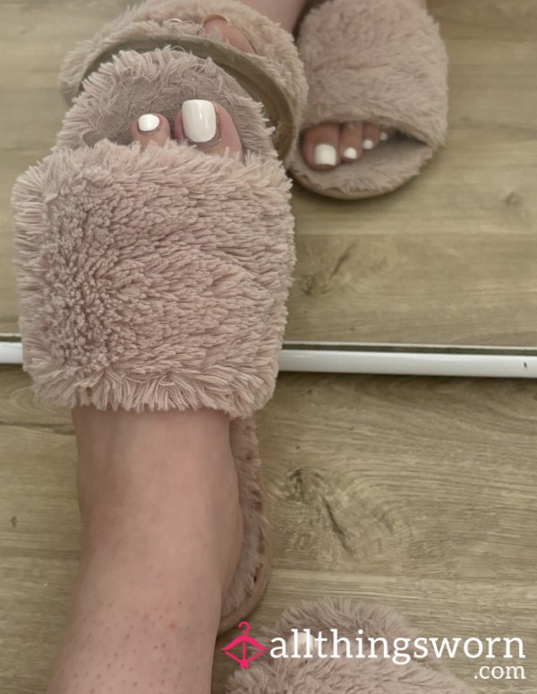 🤍 Fluffy Slippers & White Pedi Pics 🤍