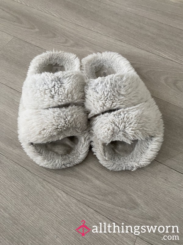 ✨ Fluffy Well Worn Slippers - 38/39 ✨
