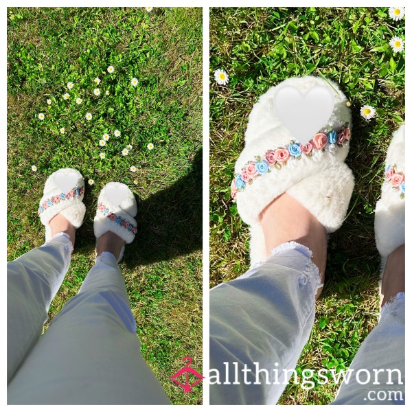 Fluffy White Flower Slippers. 🖤