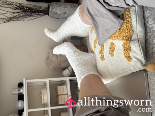 FLUFFY WHITE SOCKS