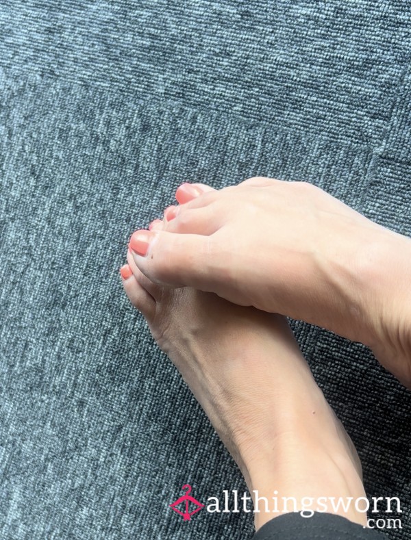 Foot And Toes Wiggles 🦶