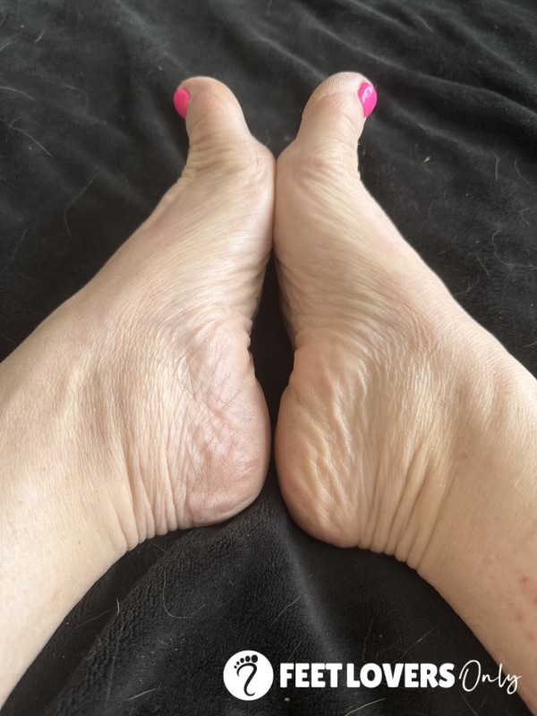 Foot Job On Di**o Video