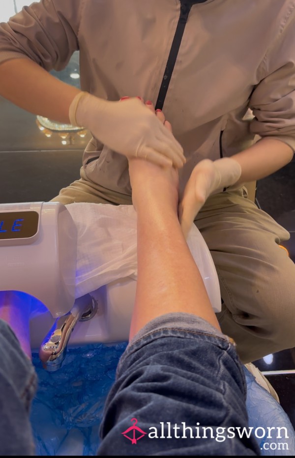 Foot Ma**age During A Luxurious Pedicure 👣