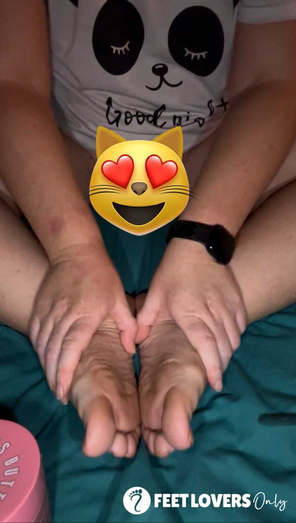 Foot Ma**age Video With View Of Hairy Pu**y