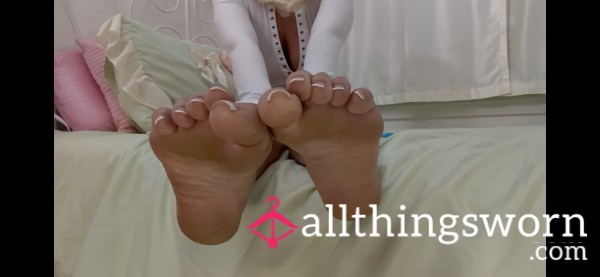 WORSHIP MY FEET | By Goddess Aphrodite 👑 | S**ting, Custom Content, Ignore Call, ETC