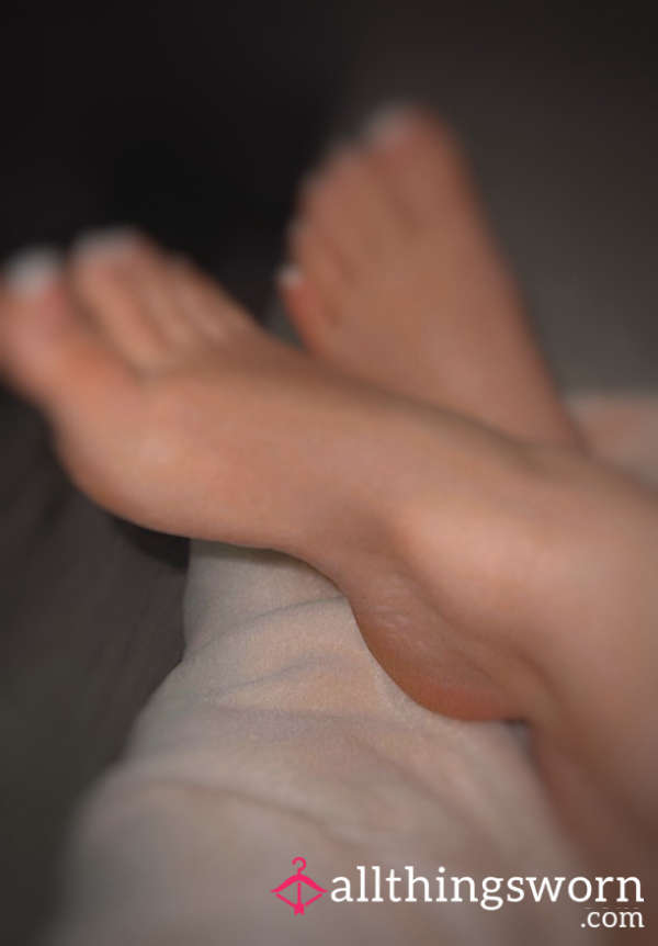 Fresh Pedi & Crossed Feet 👣