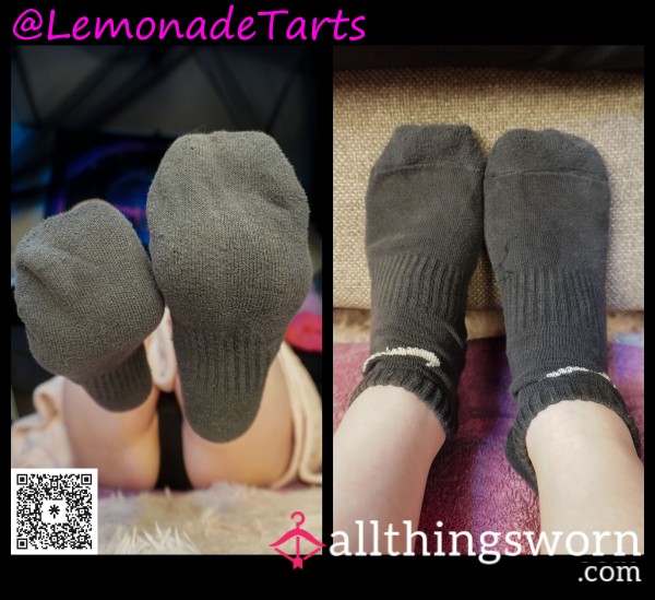 FRONT BLACK NIKES (SOCKS LISTING #26)