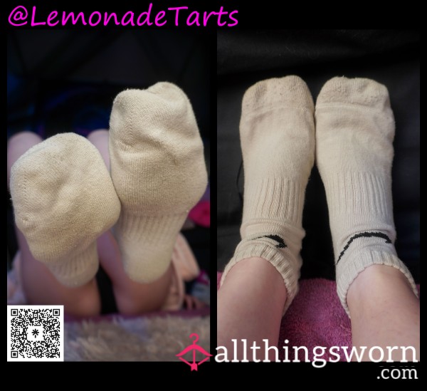 FRONT WHITE NIKES (SOCKS LISTING #23)