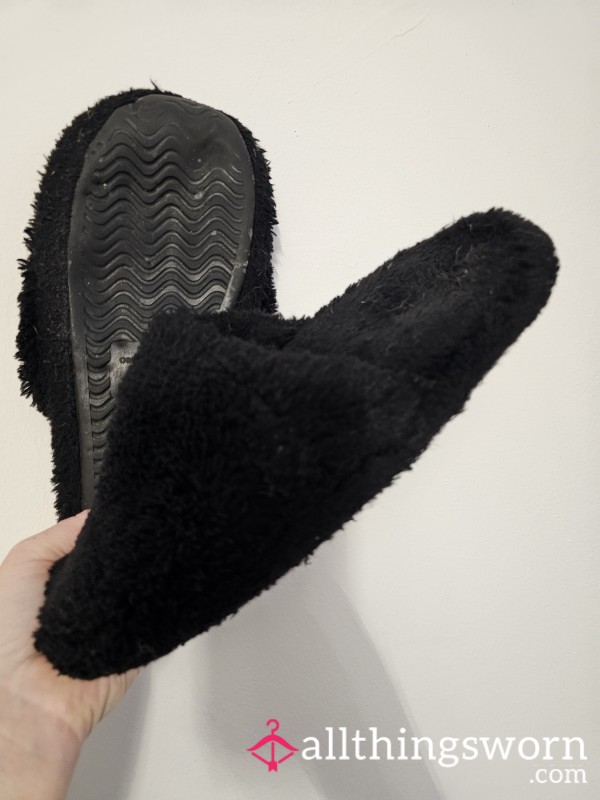 FULL TOE, BLACK FLUFFY SLIPPERS WITH THE PERFECT FEET INDENTS AND FIBRE FUSED SWEATY SCENTS 👣