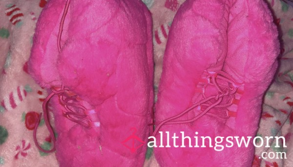 🩷 FUZZY PINK SNEAKER PLUSH FURRY SLIPPERS 🩷 (medium)