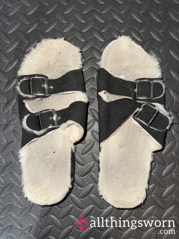 Fuzzy Sandals 🖤