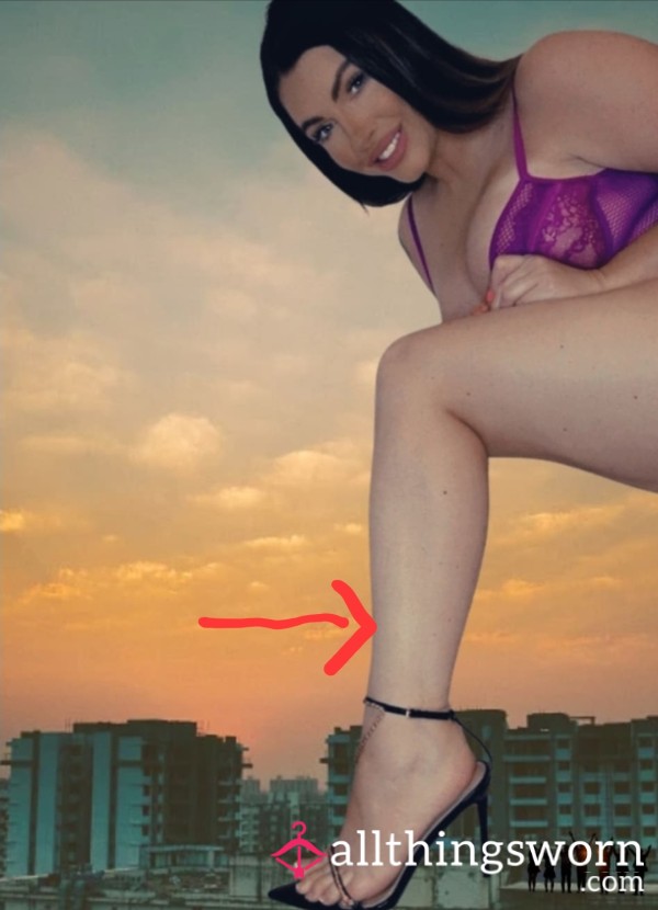 Giantess Ladder Leg Climb