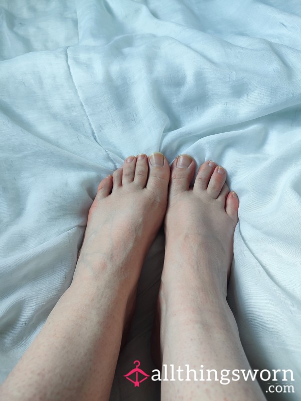 Goddess Feet – You’re Lucky I Let You Look