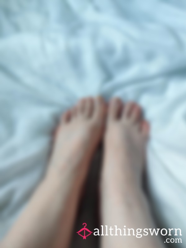 Goddess Feet – You’re Lucky I Let You Look
