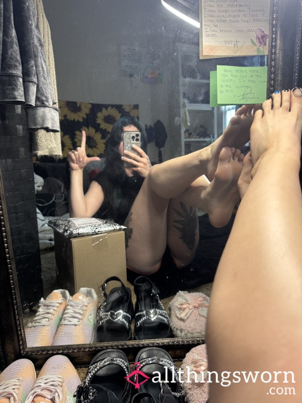 ✨Goddess KJ Presents: 🤏 And🖕L✨10 Photos