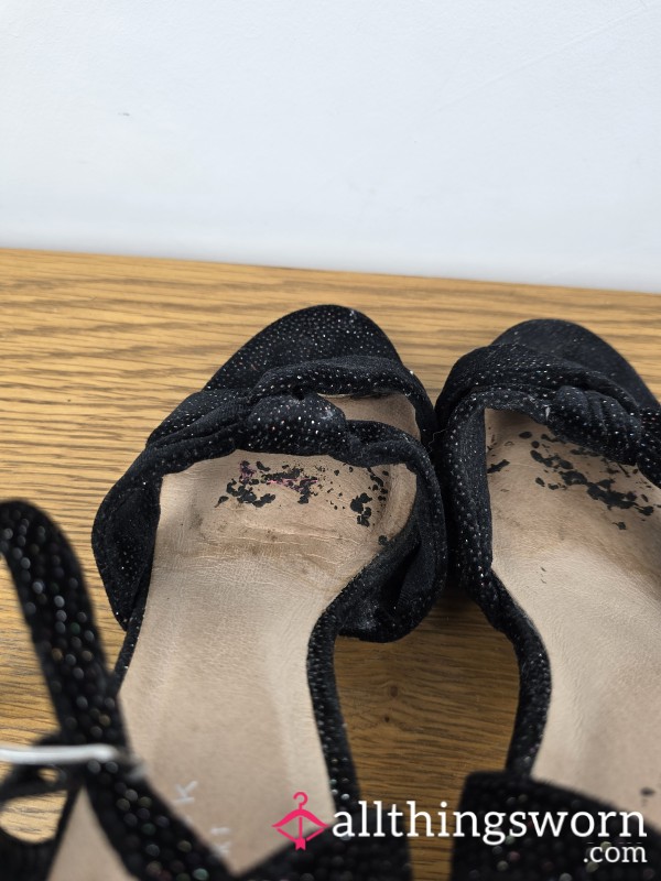 Going Out Sandals With Dirty Insoles