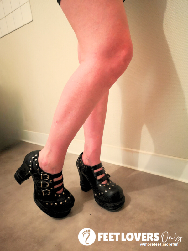 Goth Shoes With Naked Legs