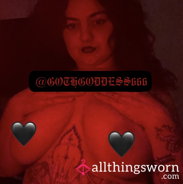 🩸 Gothic Goddess: Topless Photo Set  🩸