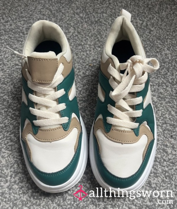 Worn Size 4 🦶🏼🦶🏼 Green & Cream Sneakers