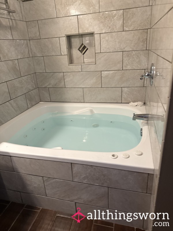 Jacuzzi Moaning So Loud 🤪😏