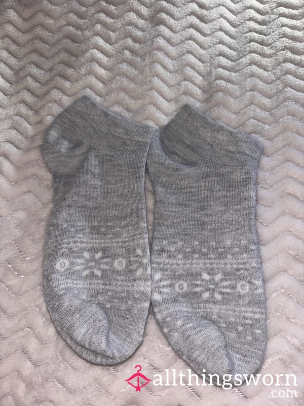 Grey Ankle Socks With A White Design
